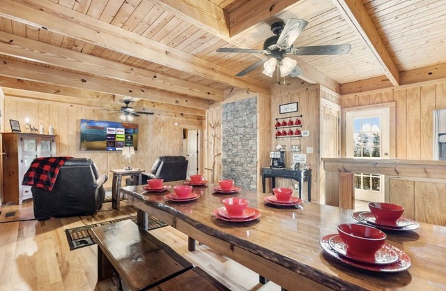 Mountain escape with hot tub
