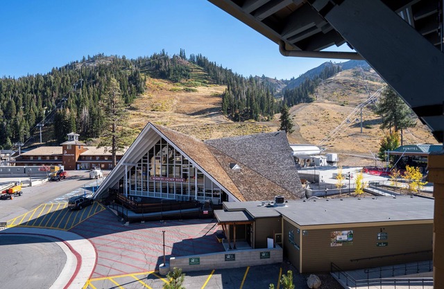 Mountain Facing Ski-In/Ski-Out Top Floor 1 Bedroom Condo