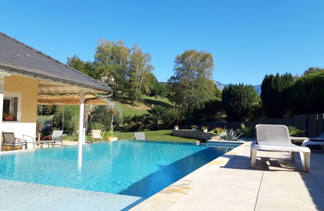 Mountain lake jacuzzi pool cottage