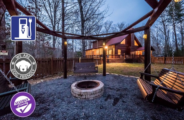 🌲Mountain Hideaway 📶WiFi 💦 Hot tub, 🐶 friendly Fenced Yard, EV charger🔌