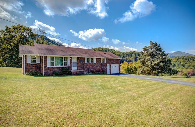 Mountain Home near Watauga Lake w/in 20 miles to Ski Resorts. Pets Considered