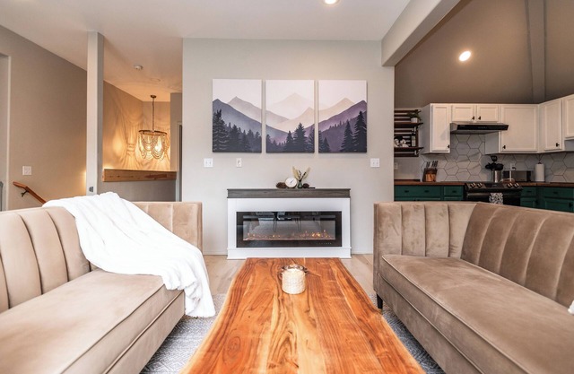 Mountain Home w/Hot Tub, Game Room, Gym, & Sauna!