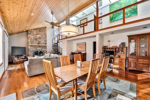 Mountain house w/stunning views & gourmet kitchen