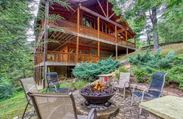 Mountain Jewel, Game Room , Fire Pit, Theater Area, WIFI, Pool access!