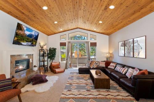 Mountain Lodge W Game Room & Firepit & AC Close to Lake