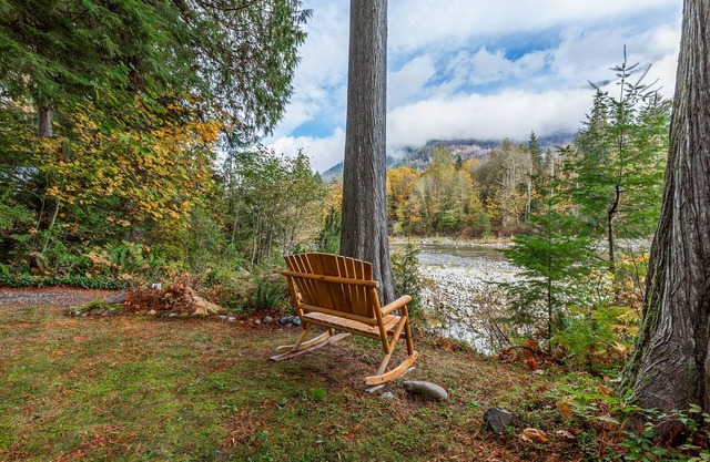 Mountain Memories - river access, pet friendly w/hot tub