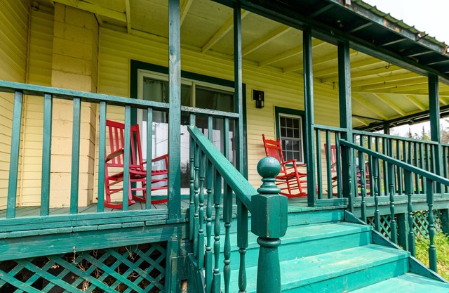 Mountain Retreat: 4BR with Office, 1GB Internet, next to Adventures and More.