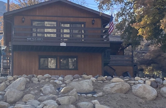 Mountain retreat close to hikes trials and dining