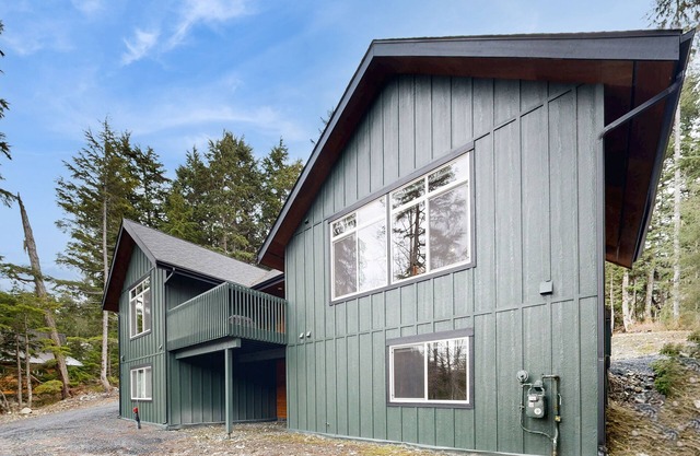 Mountain retreat near the slopes with grill, full kitchen, & children's games