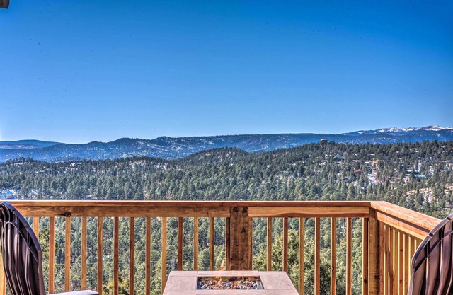 ‘Mountain’s Majesty’ Cabin w/Hot Tub & Mtn Views!