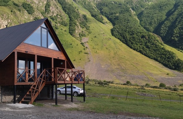 Mountain Serenity at cozy, Kazbegi Chalet