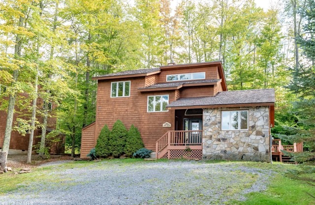 Mountain Shadows - 169 Woods End CourtnnMountain Shadows - Access to Community Swimming & Fishing Pond, Hot Tub, Pet Friendly