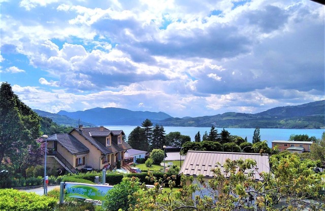 Mountain, T2 close to beach and shops.