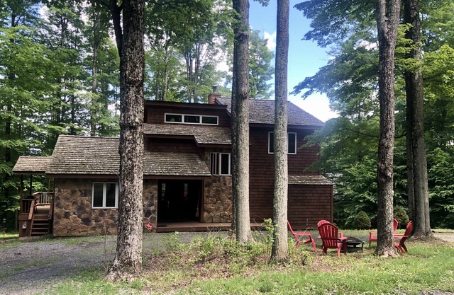 Mountain Time - Updated 3 bedroom home, walk to trails, horses, tennis, & more!