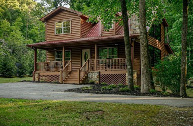 "Mountain Time" luxurious cabin near Helen and Unicoi State Park