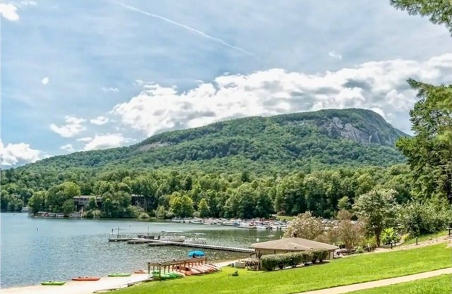 Mountain Vibes & Morning Brews Studio retreat in Rumbling Bald-HI amenities!