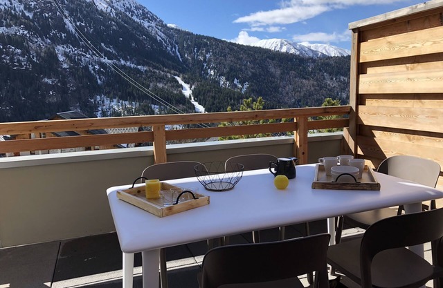 Mountain View Apartment - Large South-facing Terrace