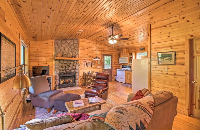Mountain View Cabin w/Wraparound Deck!