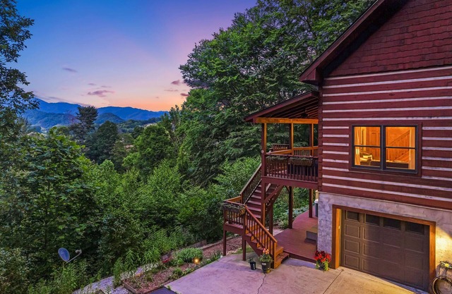 Mountain-View Cabin w/Hot Tub, Fire Pit & Games + Biltmore Pass