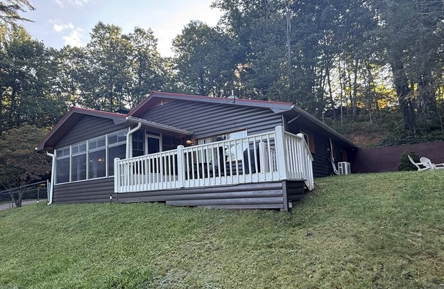Mountain view cabin with fireplace, washer/dryer, & firepit