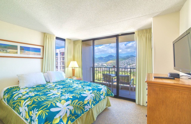 Mountain View Condo, Near Beach + Free Parking!