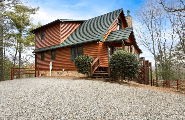 Mountain View Getaway-Hot Tub, Fire Pit, Game Room, Minutes from Blue Ridge, GA