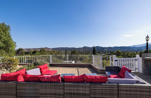 Mountain View Paradise 5-Bedroom House - Fire pit, Game room, BBQ, Stunning View