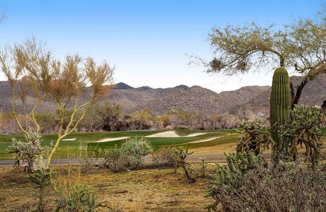 Mountain-view retreat near golf with alfresco dining, 2 living rooms, jetted tub