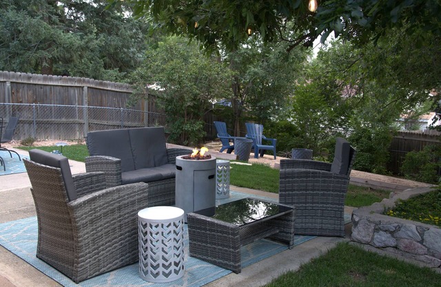 Mountain View, Sunny Patio, Social Kitchen Getaway