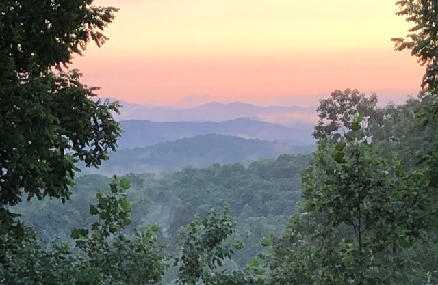 Mountain Views, Log Cabin, Quiet Area - Lily's Lookout