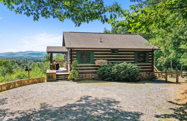 Mountain Views! Romantic, cozy luxury cabin; Hot tub, wifi, Sat TV, mins from BR