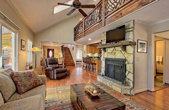 Mountains, Rustic Seclusion w/Private Hot Tub, Swim, Tennis & Golf in Sky Valley