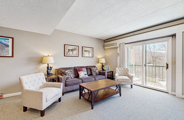 Mountainside condo w/pool & rec room; walk to the ski lifts and downtown!