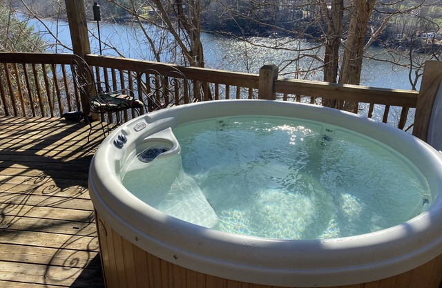 Mountainside Lakefront Getaway New Hot Tub
