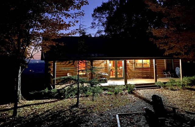 Mountaintop cabin near Stone Mountain State Park and Roaring River Vineyards