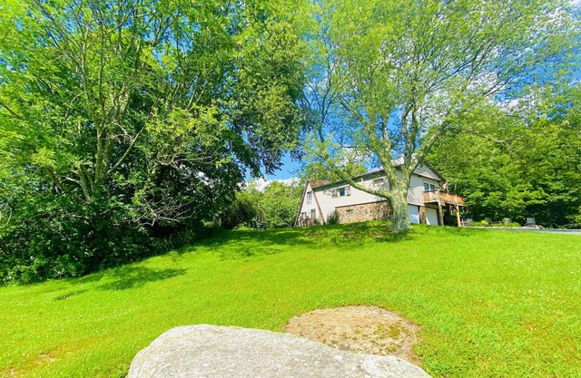 Mountaintop home w/4 bedroom 6 beds 2 kitchen & 2 full bathroom