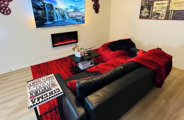 Movie Lover’s Themed Home! Queen suite + Snacks Included + HUGE TV!