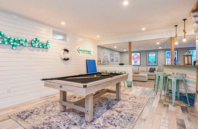 Movie Room, Pool Table, Outdoor Tiki Bar, Walk to Beach, Central AC, Free Wifi