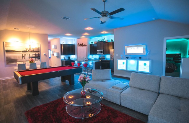 Movie Theatre! Pool Table!Lackland! Vanity room ! Near Seaworld !