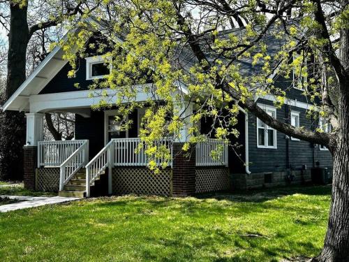 Mrs. Hughes Cottage - 2 bedroom House w/parking