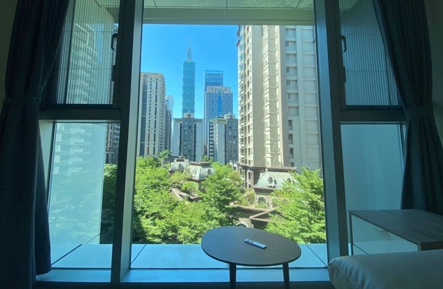 mrt 10mins Xinyi Project Zone apple tv n Netflix TV FIREWORKS TAIPEI 101