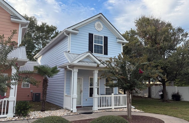 MRV73, 3-Bedroom Cottage, 2 blocks To The Beach! Free WIFI, Free Parking