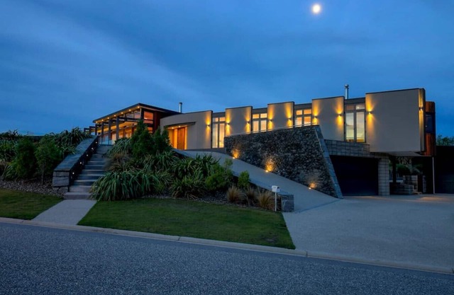 Mt Gold Retreat | Spa pool | Tennis Court | 4 bed