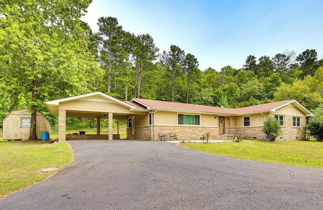 Mt Ida Home w/Patio: 11 Mi to Lake Ouachita!