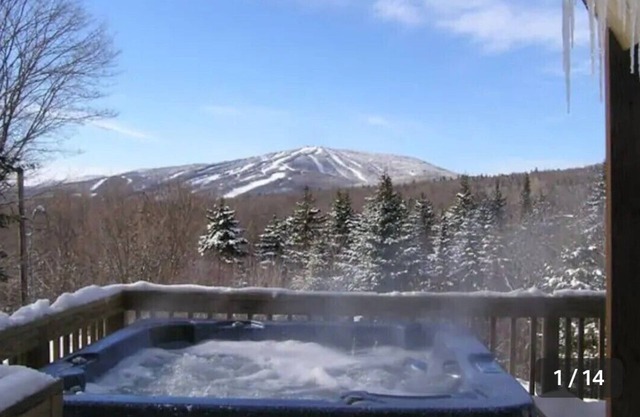 Mt. Snow Ski Chalet: 1 mile from slopes & hot tub on deck with view of Mt. Snow