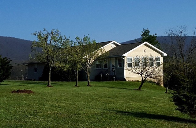 Mt. Views. Pool table, ping pong, near caverns & skyline drive. PET FRIENDLY.