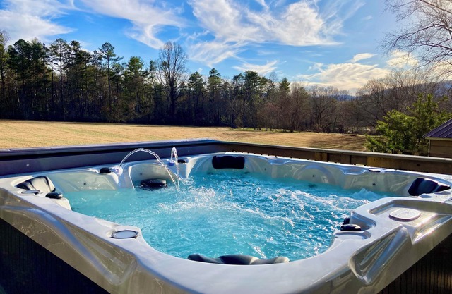 MTN Views/Hot Tub/Firepit/Near AVL, Hiking, Biltmore, French Broad River let in.