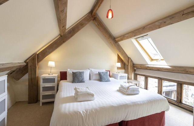 Multi Award Winning Honeysuckle Barn, Torquay, Dogs Welcome. Allocated Parking