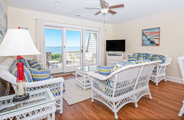 Multi-Level, Oceanfront Condo in Pine Knoll Shores w/Free WiFi, Shared Pool
