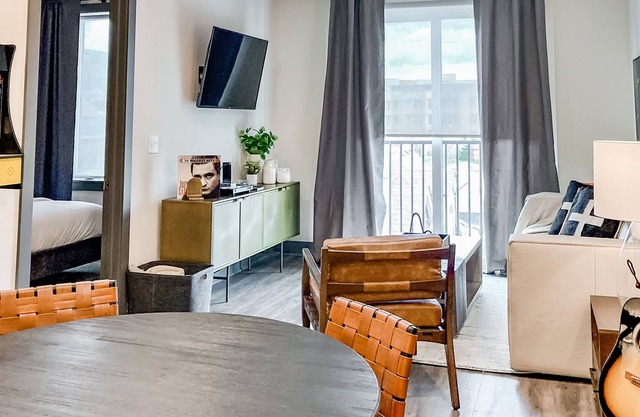 Muse | Central downtown condo with fast WiFi, Pac-Man, central AC & gym